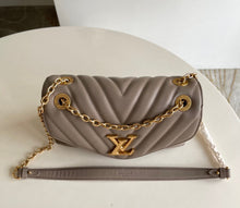 Load image into Gallery viewer, LB804 New Wave Chain Bag MM / HIGHEST QUALITY VERSION / 9.4 x 5.5 x 3.5 inches
