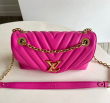 Load image into Gallery viewer, LB806 New Wave Chain Bag MM / HIGHEST QUALITY VERSION / 9.4 x 5.5 x 3.5 inches
