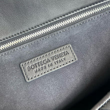 Load image into Gallery viewer, BV081 Bottega Veneta Veneto Flap Crossbody / HIGHEST QUALITY VERSION / 26×18.5×5 cm
