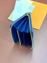 Load image into Gallery viewer, LB932 Zippy Wallet / 7.7 x 4.1 x 1 inches / HIGHEST QUALITY VERSION
