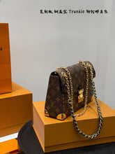 Load image into Gallery viewer, LB1277 Trunkie / 10.6 x 6.3 x 3.1 inches
