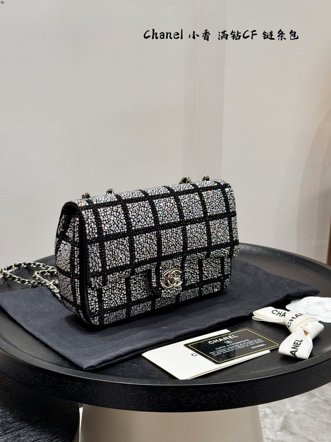 CC1131 Small Classic Handbag / 5.7 x 9.1 x 2.4in