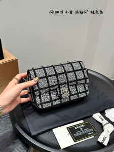 CC1131 Small Classic Handbag / 5.7 x 9.1 x 2.4in