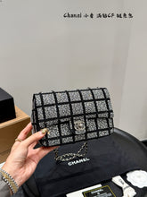 Load image into Gallery viewer, CC1131 Small Classic Handbag / 5.7 x 9.1 x 2.4in
