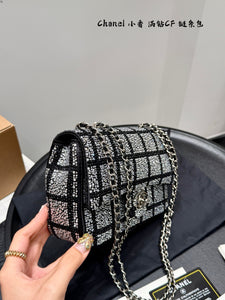 CC1131 Small Classic Handbag / 5.7 x 9.1 x 2.4in