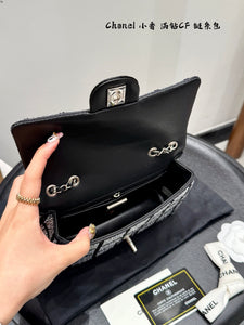 CC1131 Small Classic Handbag / 5.7 x 9.1 x 2.4in