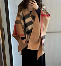 Load image into Gallery viewer, JW1435 Burberry Reversible Wool Cape in Iconic Check &amp; Solid / 140×140 cm
