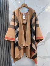 Load image into Gallery viewer, JW1435 Burberry Reversible Wool Cape in Iconic Check &amp; Solid / 140×140 cm
