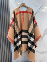 Load image into Gallery viewer, JW1435 Burberry Reversible Wool Cape in Iconic Check &amp; Solid / 140×140 cm
