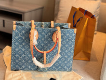 Load image into Gallery viewer, LB935 OnTheGo MM / 13.8 x 10.6 x 5.5 inches
