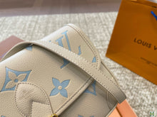 Load image into Gallery viewer, LB933 Diane /  9.4 x 5.9 x 3.5 inches
