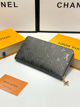 Load image into Gallery viewer, LB1195 Zippy Wallet / 7.7 x 4.1 x 1 inches
