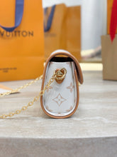 Load image into Gallery viewer, LB1326 Pochette Camille / 8.1 x 4.3 x 2.4 inches / HIGHEST QUALITY VERSION
