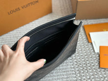 Load image into Gallery viewer, MBG065 Pochette Voyage MM / 10.6 x 8.3 x 2 inches
