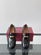 Load image into Gallery viewer, MSE091 Ferragamo Moccasin with Gancini Ornament / Size7-13
