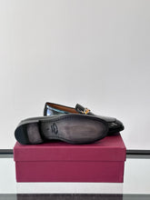 Load image into Gallery viewer, MSE091 Ferragamo Moccasin with Gancini Ornament / Size7-13
