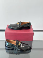 Load image into Gallery viewer, MSE091 Ferragamo Moccasin with Gancini Ornament / Size7-13
