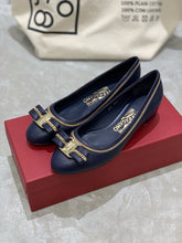 Load image into Gallery viewer, SE1685 Ferragamo Vara Flat/Pump / Size4-10
