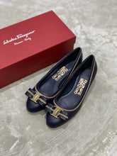 Load image into Gallery viewer, SE1685 Ferragamo Vara Flat/Pump / Size4-10
