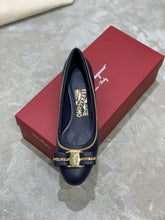 Load image into Gallery viewer, SE1685 Ferragamo Vara Flat/Pump / Size4-10
