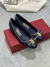 Load image into Gallery viewer, SE1685 Ferragamo Vara Flat/Pump / Size4-10
