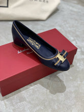 Load image into Gallery viewer, SE1685 Ferragamo Vara Flat/Pump / Size4-10
