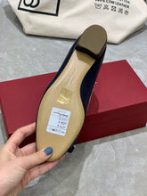 Load image into Gallery viewer, SE1685 Ferragamo Vara Flat/Pump / Size4-10
