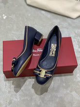 Load image into Gallery viewer, SE1685 Ferragamo Vara Flat/Pump / Size4-10
