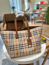 Load image into Gallery viewer, BUR115 Medium London Tote / 13.4 x 5.5 x 13.4in
