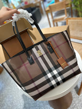 Load image into Gallery viewer, BUR116 Medium London Tote / 13.4 x 5.5 x 13.4in
