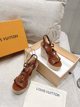 Load image into Gallery viewer, SE1377 LV Isola Wedge Sandal / Size5-11
