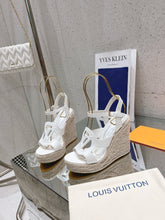 Load image into Gallery viewer, SE1379 LV Isola Wedge Sandal / Size5-11
