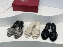 Load image into Gallery viewer, SE1381 Ferragamo Slide / Size5-11
