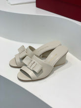 Load image into Gallery viewer, SE1381 Ferragamo Slide / Size5-11
