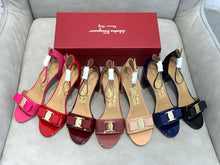 Load image into Gallery viewer, SE1382 Ferragamo Sandals / Size5-11
