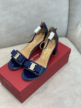 Load image into Gallery viewer, SE1382 Ferragamo Sandals / Size5-11
