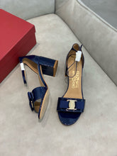 Load image into Gallery viewer, SE1382 Ferragamo Sandals / Size5-11
