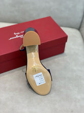 Load image into Gallery viewer, SE1382 Ferragamo Sandals / Size5-11
