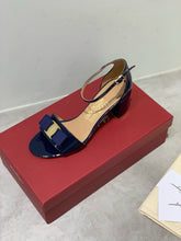 Load image into Gallery viewer, SE1382 Ferragamo Sandals / Size5-11
