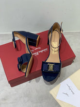 Load image into Gallery viewer, SE1382 Ferragamo Sandals / Size5-11
