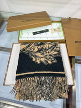 Load image into Gallery viewer, JW1462 Burberry Equestrian Knight Double-Sided Cashmere Shawl / 210×50cm
