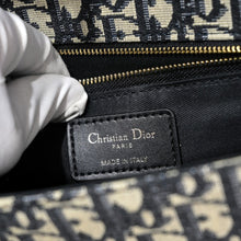 Load image into Gallery viewer, DR285 2-in-1 30 Montaigne Pouch / 7.5 x 5 x 1.5 inches
