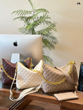 Load image into Gallery viewer, LB1120 Coussin Hobo MM / 15 x 13 x 3.9 inches
