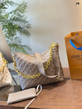 Load image into Gallery viewer, LB1120 Coussin Hobo MM / 15 x 13 x 3.9 inches
