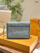 Load image into Gallery viewer, LB1121 Dauphine MM / 9.8 x 6.7 x 4.1 inches
