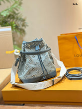 Load image into Gallery viewer, LB1122 Néonoé BB / 7.9 x 7.9 x 5.1 inches
