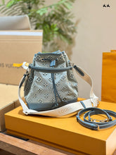 Load image into Gallery viewer, LB1122 Néonoé BB / 7.9 x 7.9 x 5.1 inches
