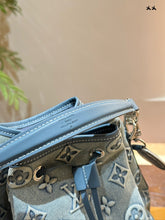 Load image into Gallery viewer, LB1122 Néonoé BB / 7.9 x 7.9 x 5.1 inches
