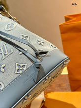 Load image into Gallery viewer, LB1122 Néonoé BB / 7.9 x 7.9 x 5.1 inches
