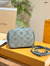 Load image into Gallery viewer, LB1122 Néonoé BB / 7.9 x 7.9 x 5.1 inches
